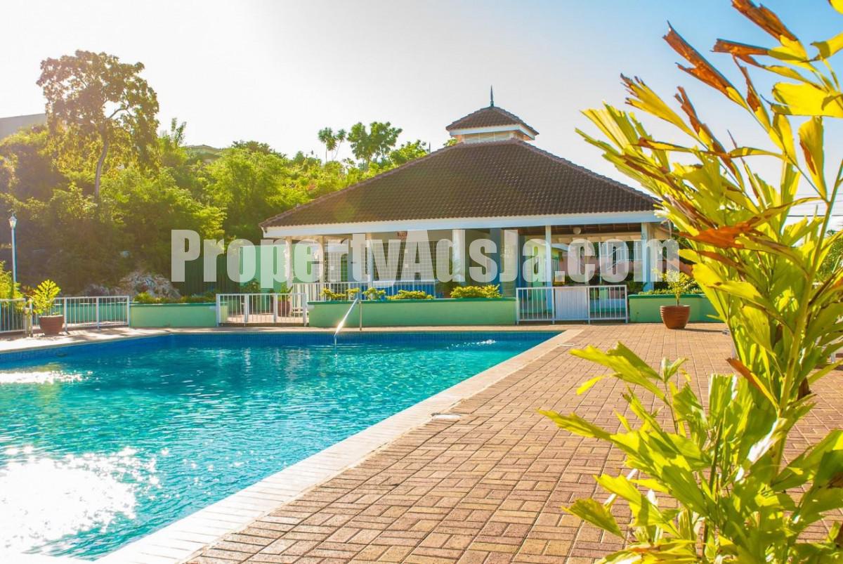 Townhouse For Sale in LOMG MOUNTAIN COUNTRY CLUB, Kingston / St. Andrew