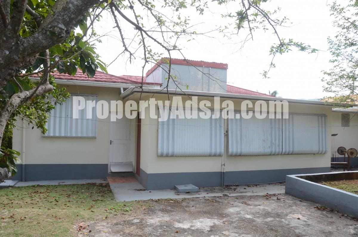 House For Sale in Beadle BoulevardSanta Cruz, St. Elizabeth Jamaica
