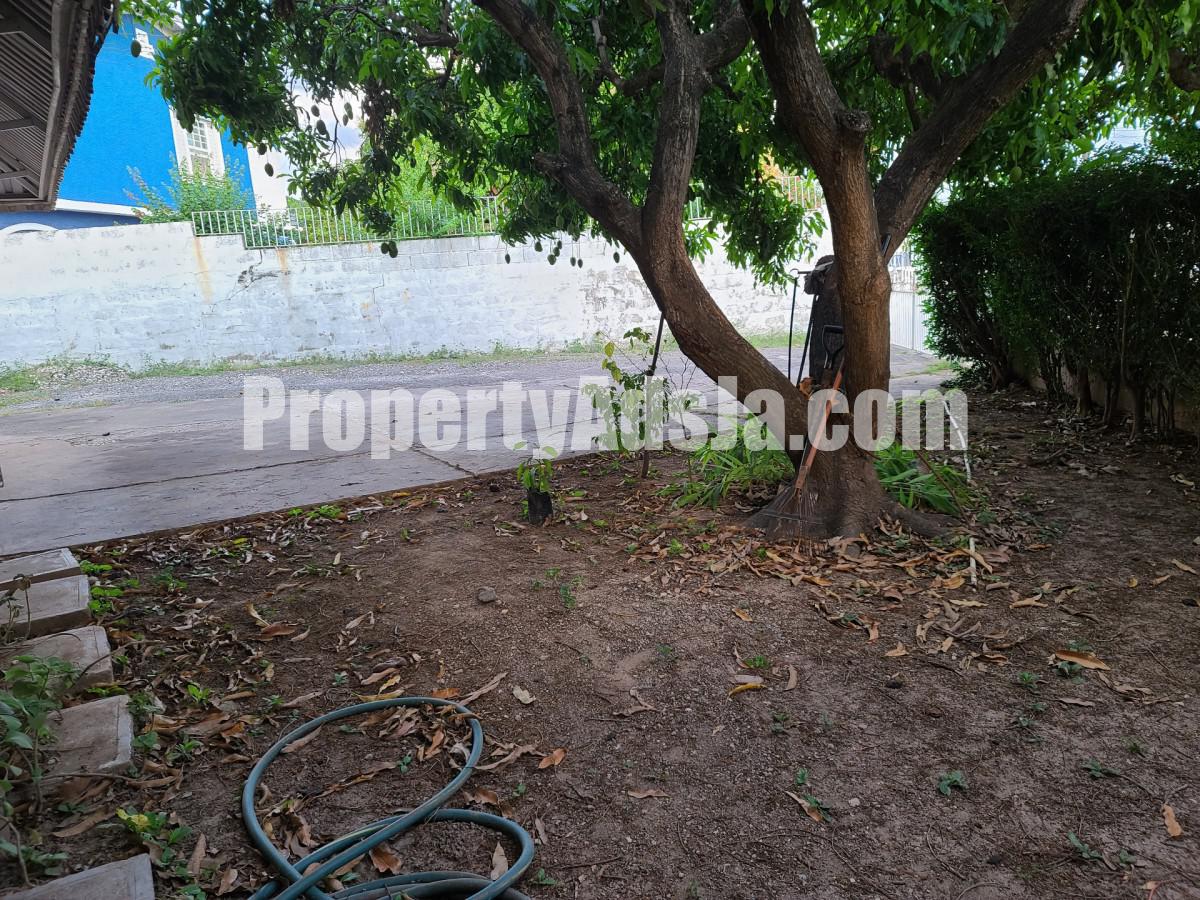 House For Sale in Upper Molynes Road 3 OAKS, Kingston / St. Andrew