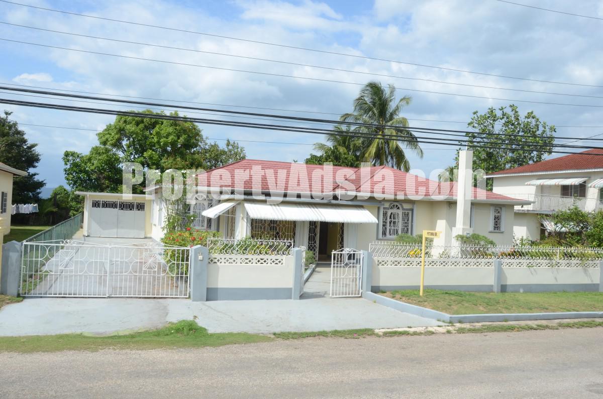 House For Sale in Beadle BoulevardSanta Cruz, St. Elizabeth Jamaica