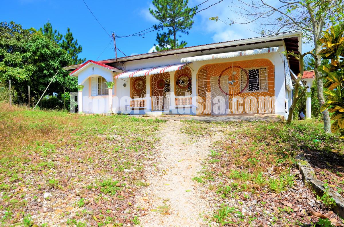 House For Sale in Spaldings, Manchester Jamaica