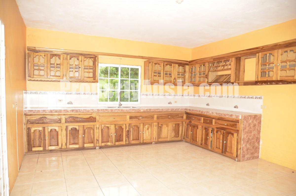 House For Sale in Spalding, Manchester Jamaica