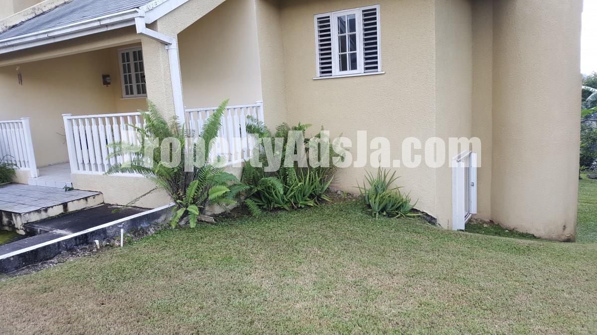 Townhouse For Sale in Sherbourne Heights Stony Hill, Kingston / St