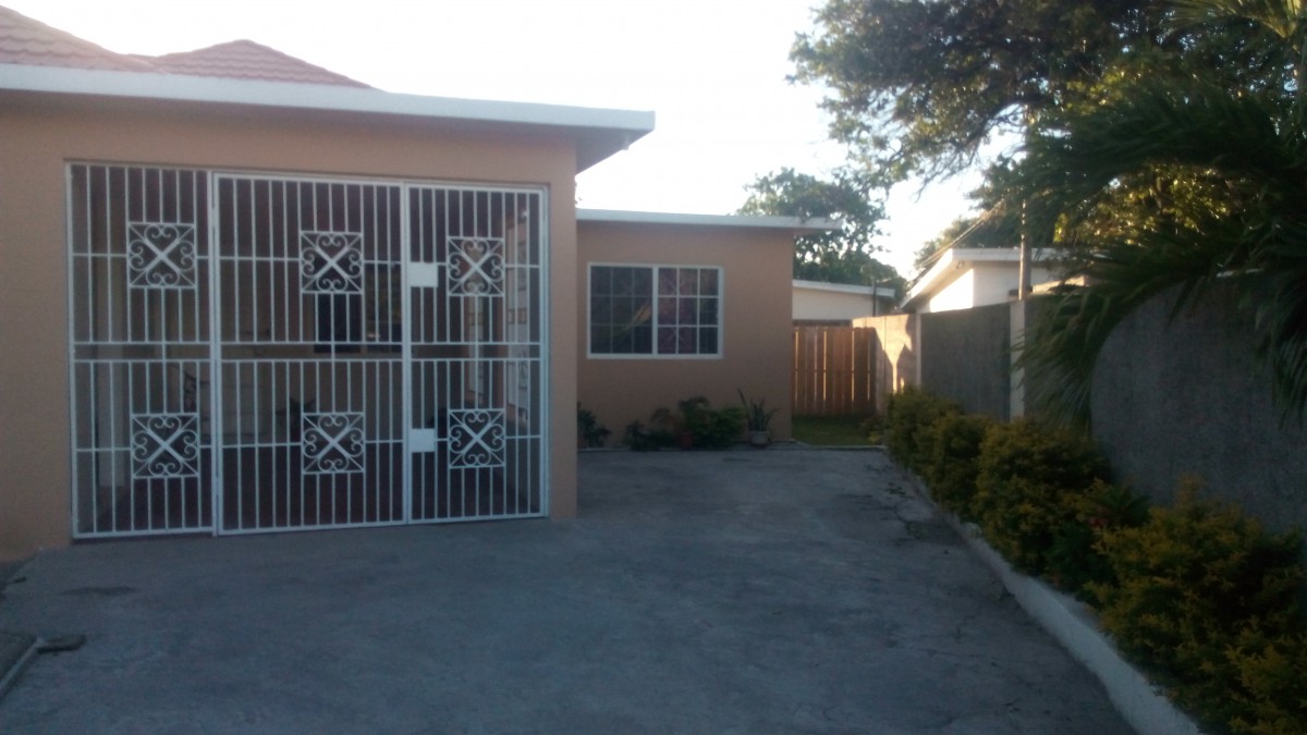 House For Rent in Molynes, Kingston / St. Andrew Jamaica