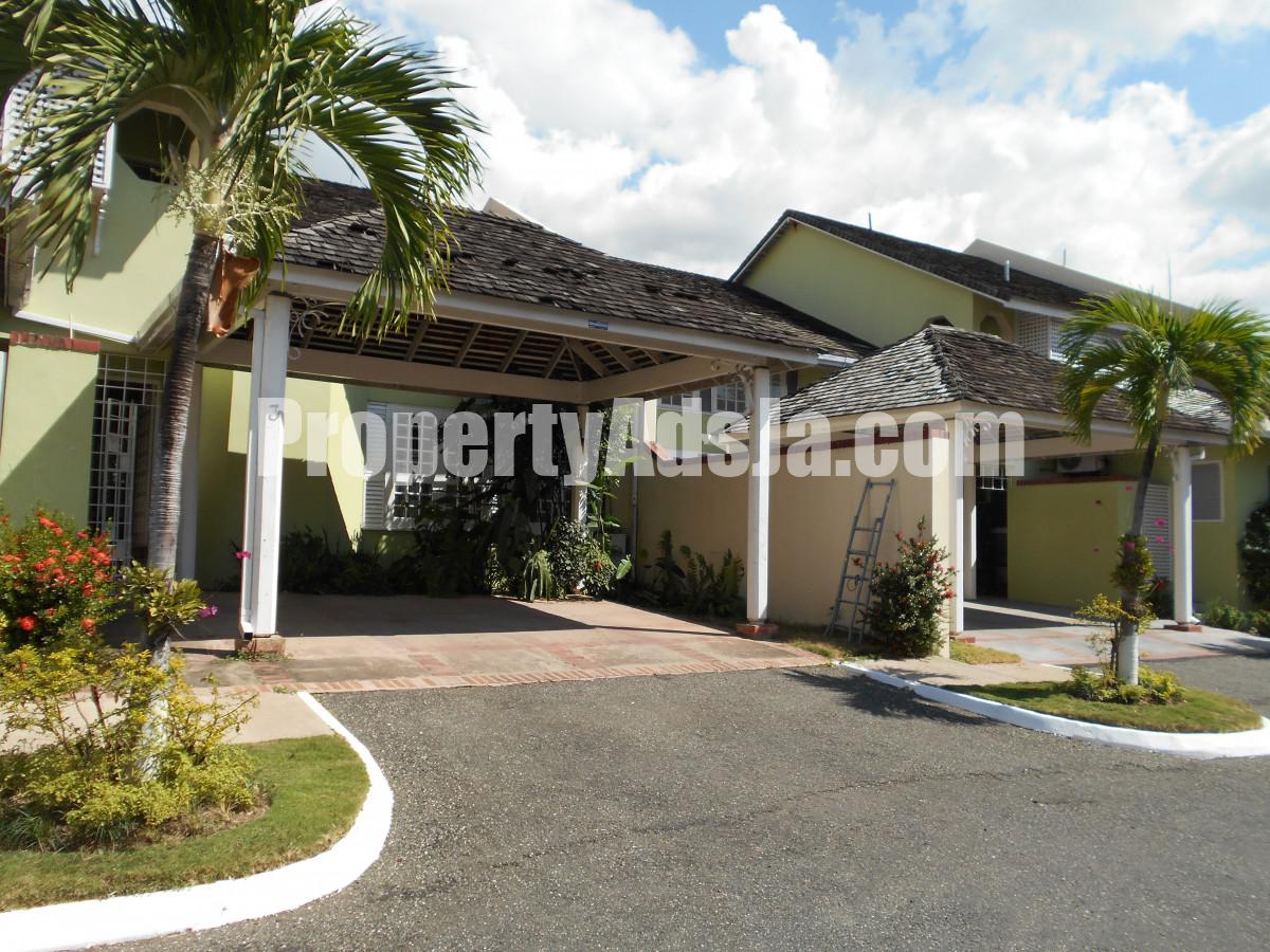Townhouse For Rent in Briarwood Court, Kingston / St. Andrew Jamaica