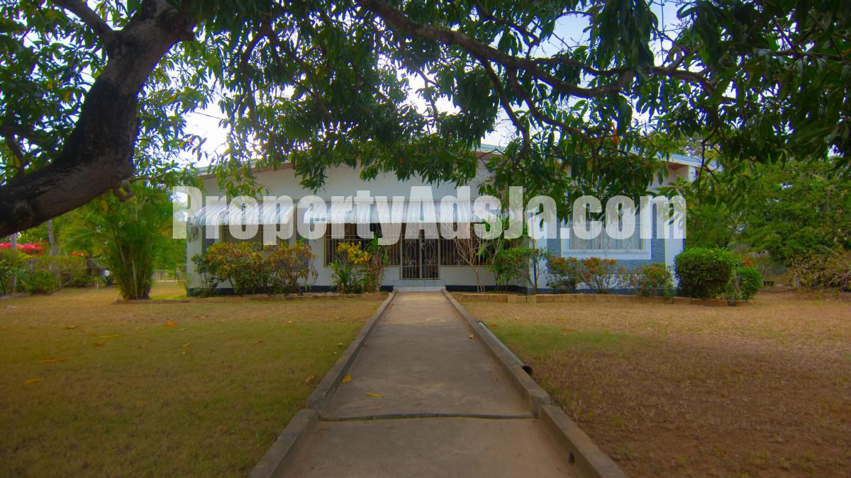 House For Sale in Near Denbigh, Clarendon Jamaica