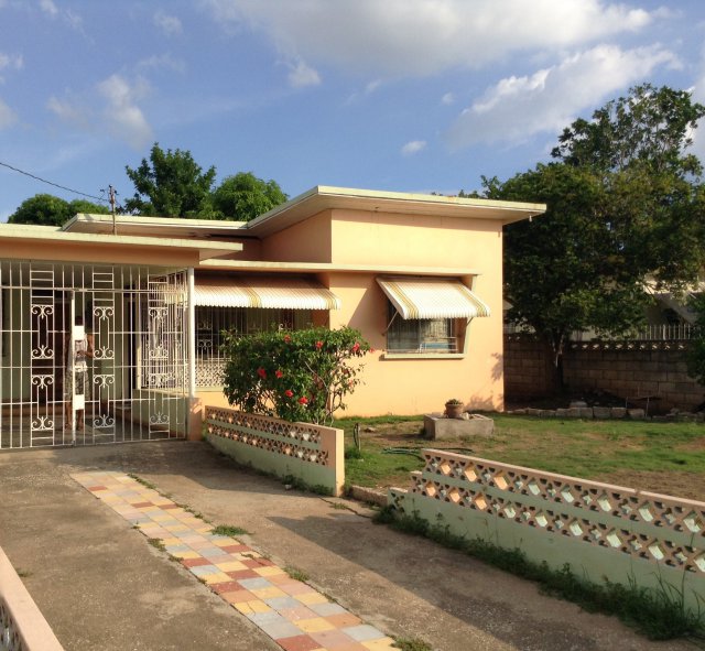 House For Sale in Molynes Road, Kingston / St. Andrew Jamaica