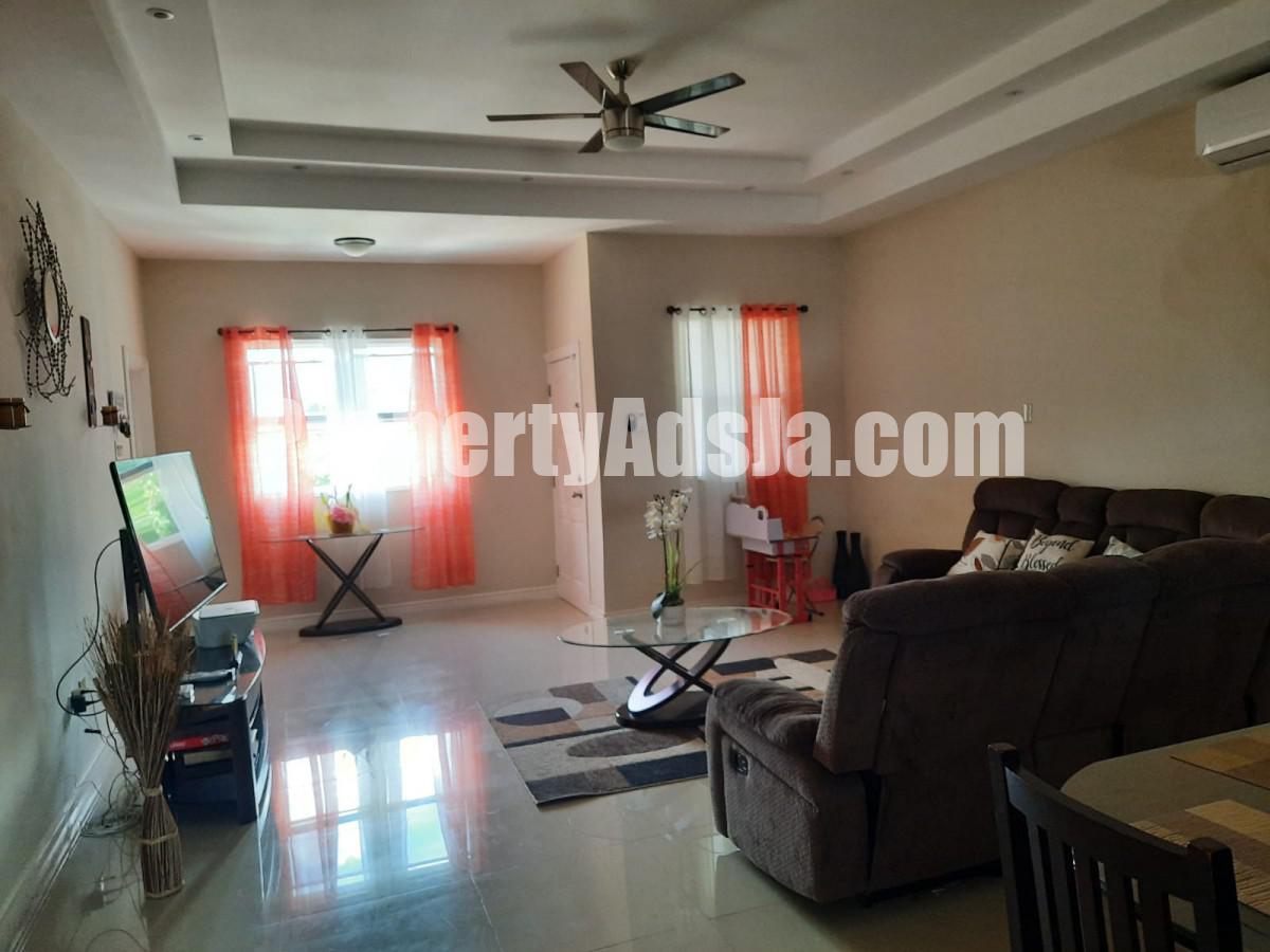 Apartment For Sale in Molynes Gardens Kingston 10, Kingston / St