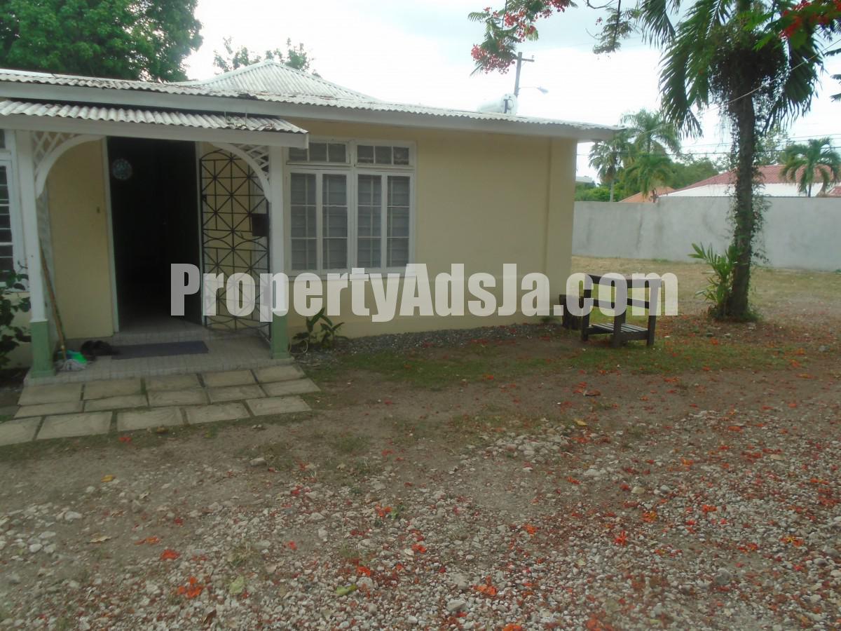 For Rent in Liguanea, Kingston / St. Andrew Jamaica