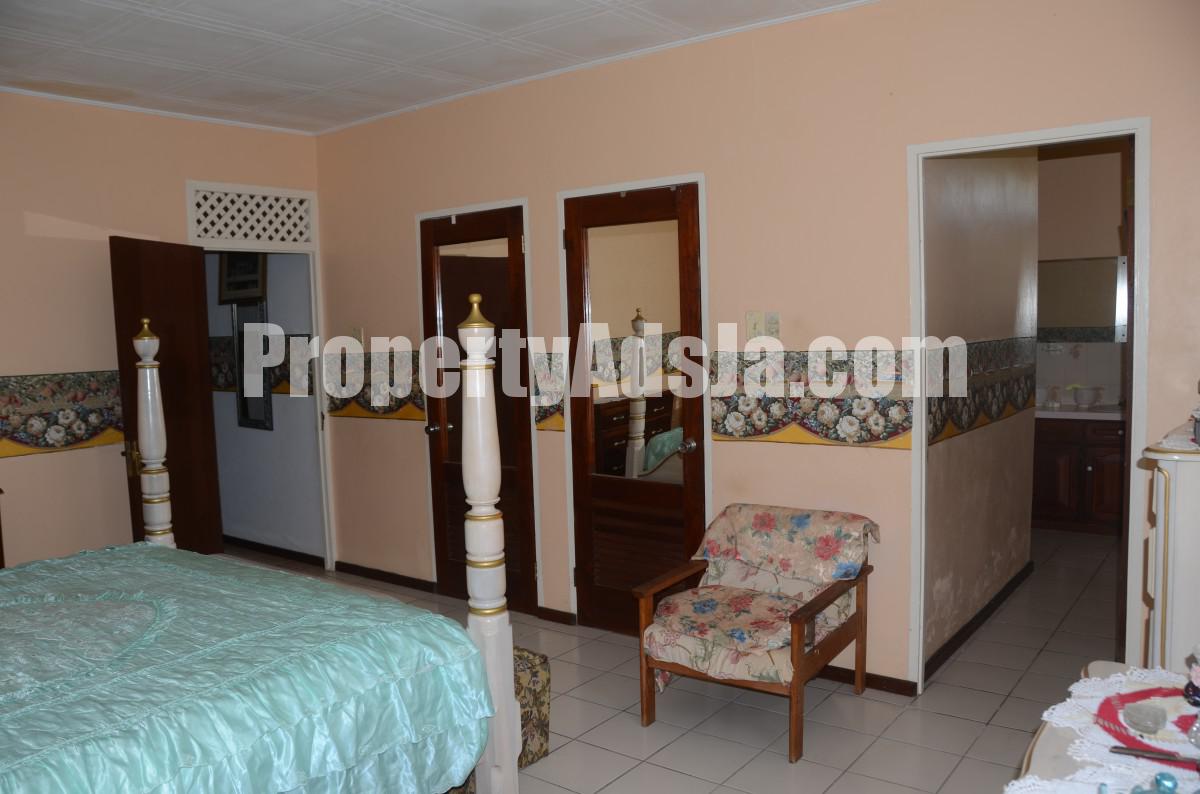 House For Sale in Beadle BoulevardSanta Cruz, St. Elizabeth Jamaica