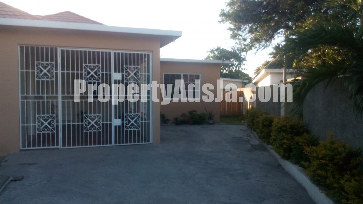 House For Rent in Molynes, Kingston / St. Andrew Jamaica