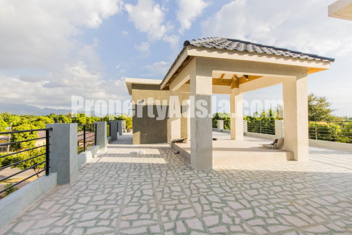 Apartment For Sale in Queensbury Pembroke Hall, Kingston / St. Andrew