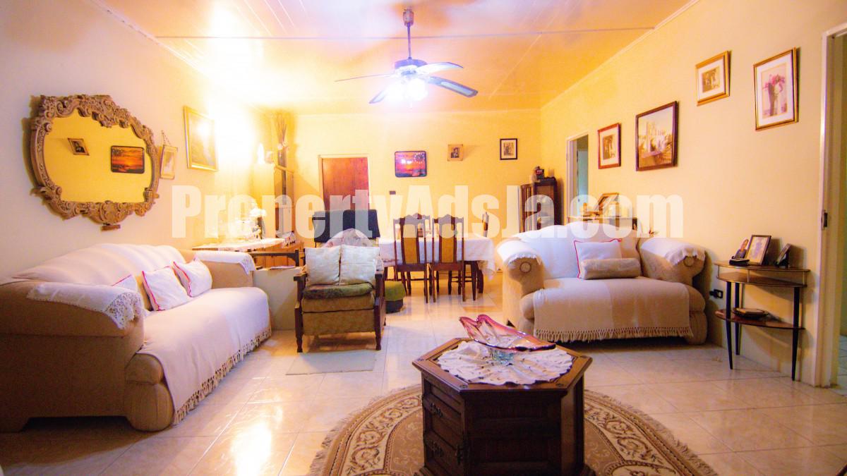 House For Sale in Near Denbigh, Clarendon Jamaica