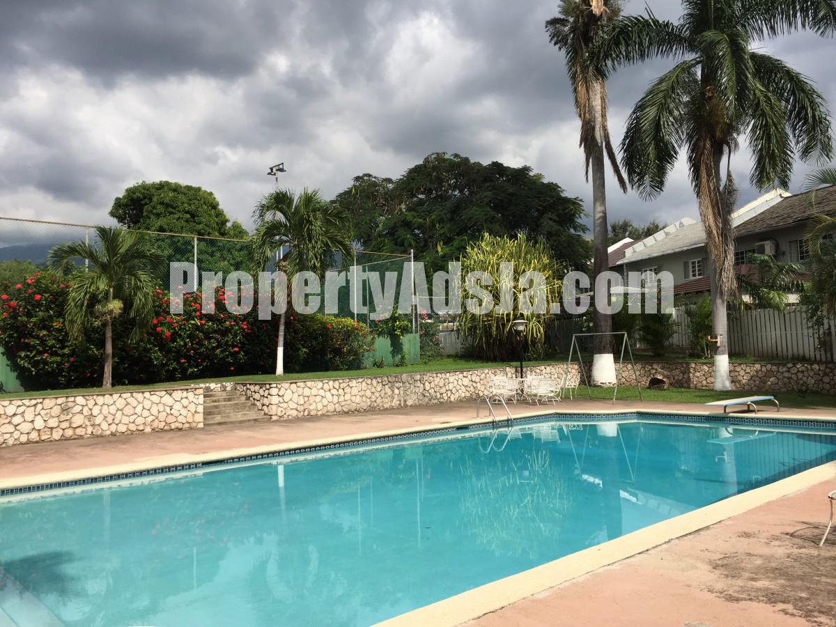 Townhouse For Rent in MANOR PARK, Kingston / St. Andrew Jamaica
