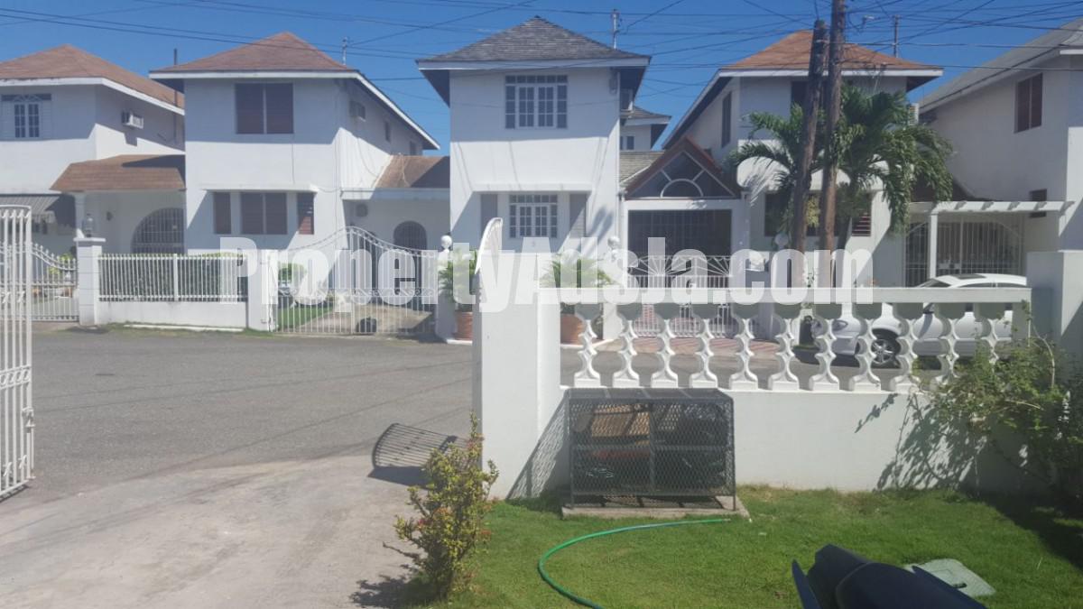 Townhouse For Sale in Liguanea, Kingston / St. Andrew Jamaica