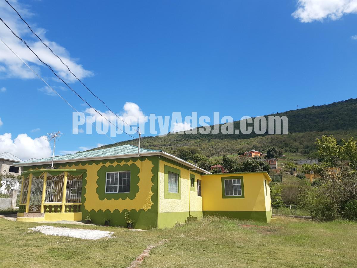 House For Rent in spur tree Montpelier housing scheme, Manchester