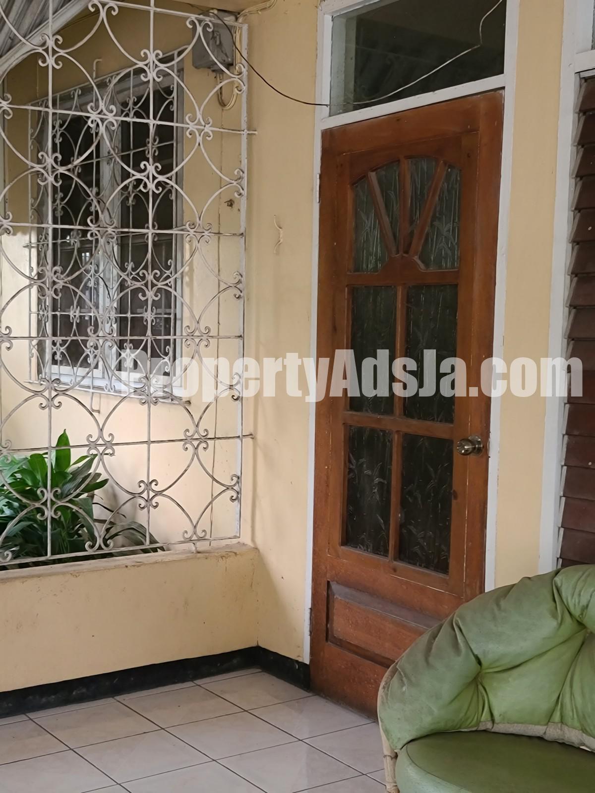 House For Sale in Upper Molynes Road 3 OAKS, Kingston / St. Andrew