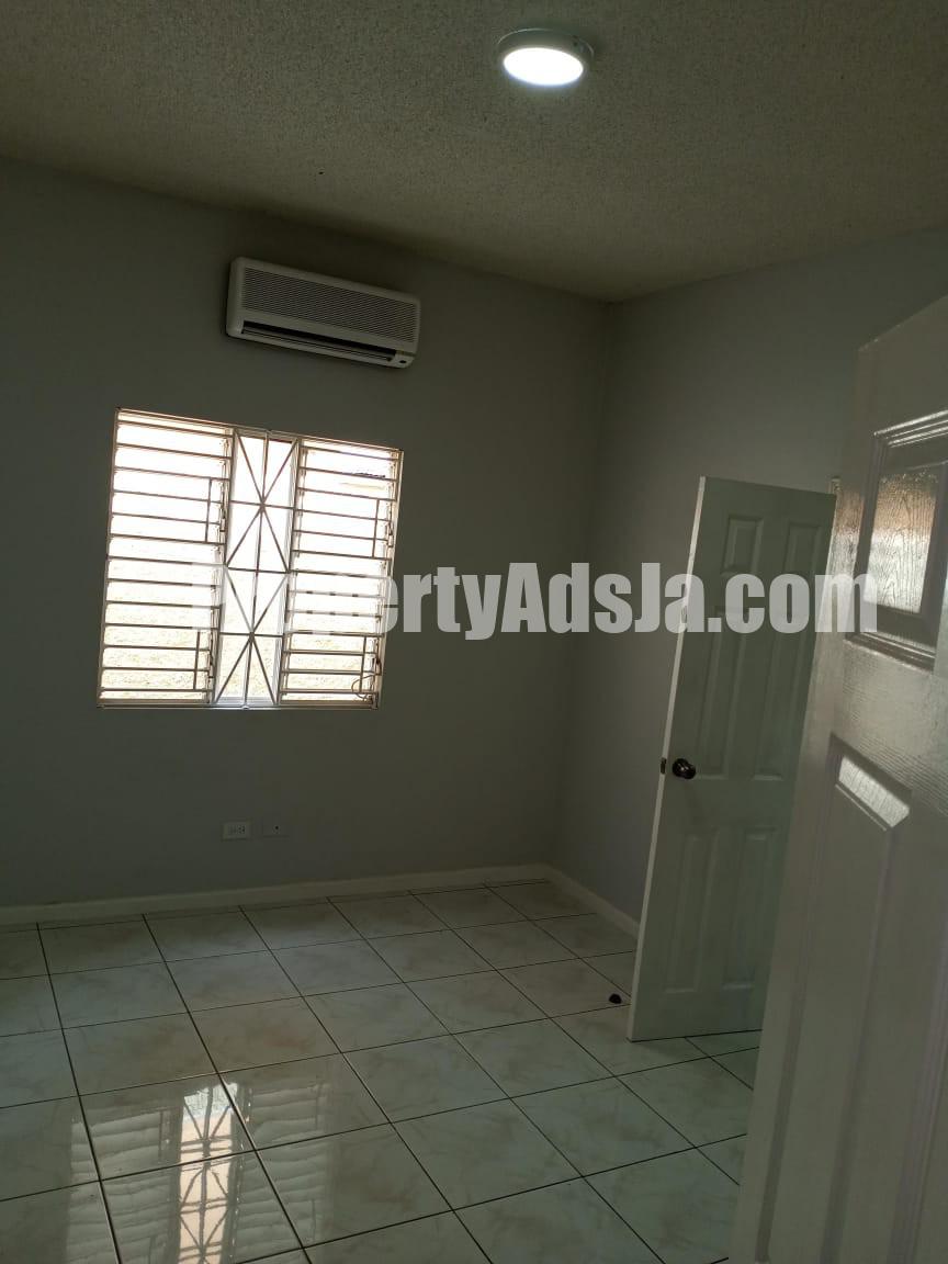 Apartment For Rent in 3 Darlington Ave off Sullivan Ave Kgn8, Kingston