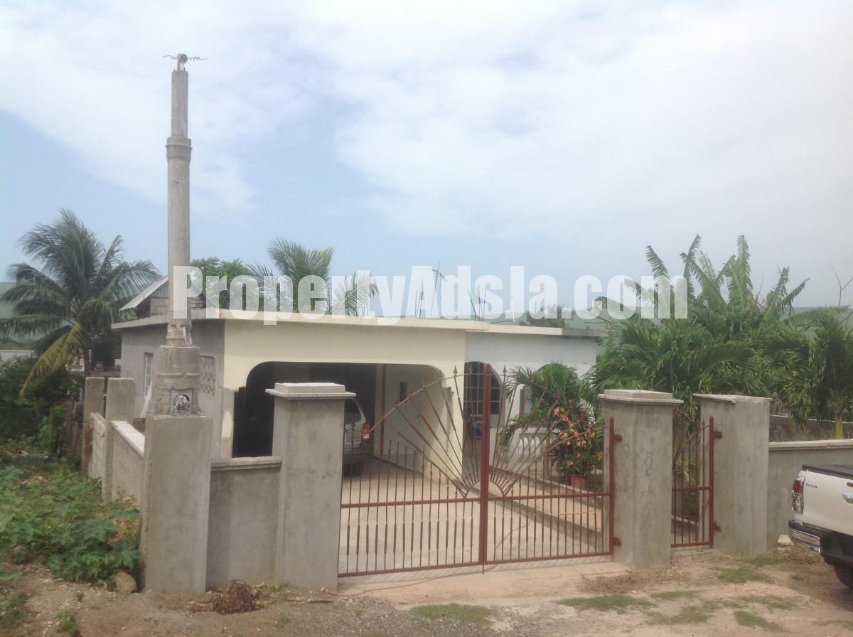 House For Sale in Pridees Milk River, Clarendon Jamaica