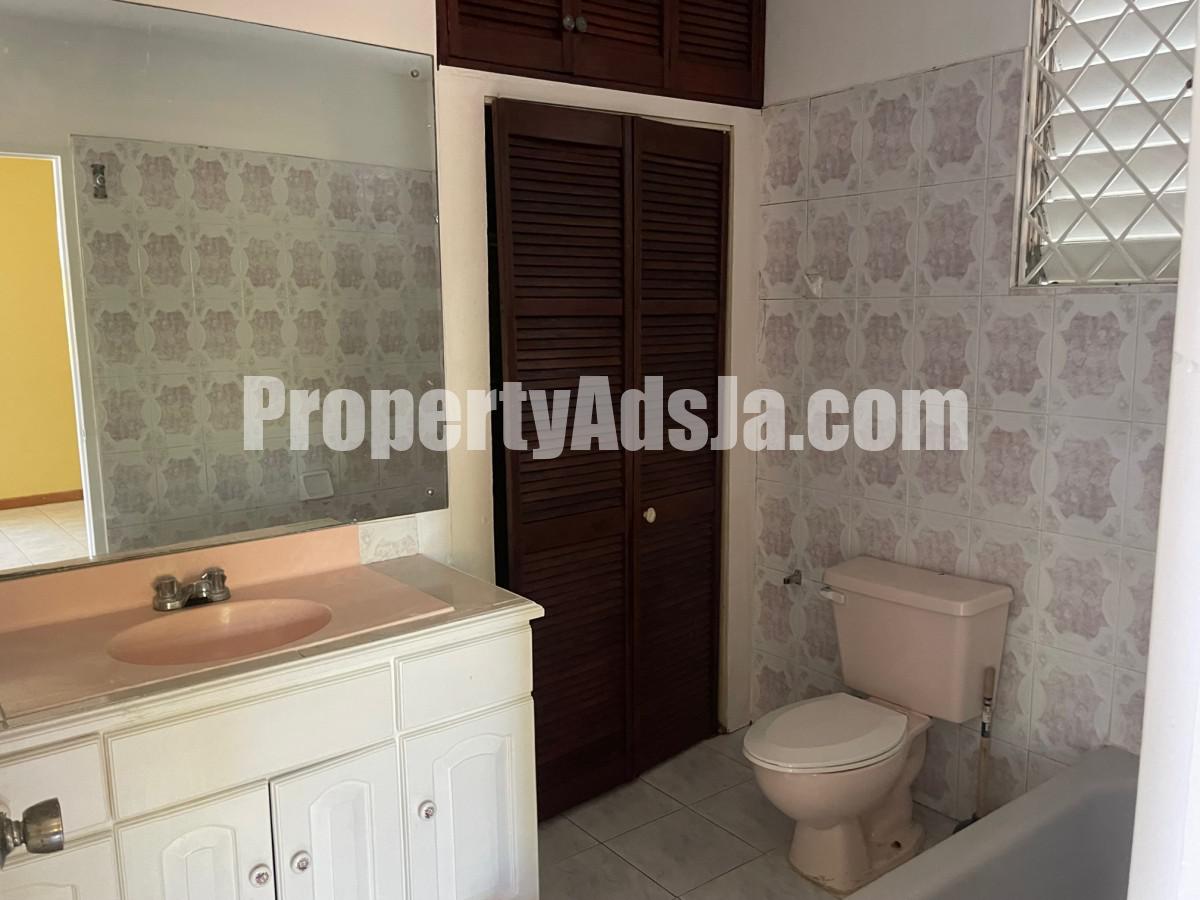 Flat For Rent in MONA, Kingston / St. Andrew Jamaica