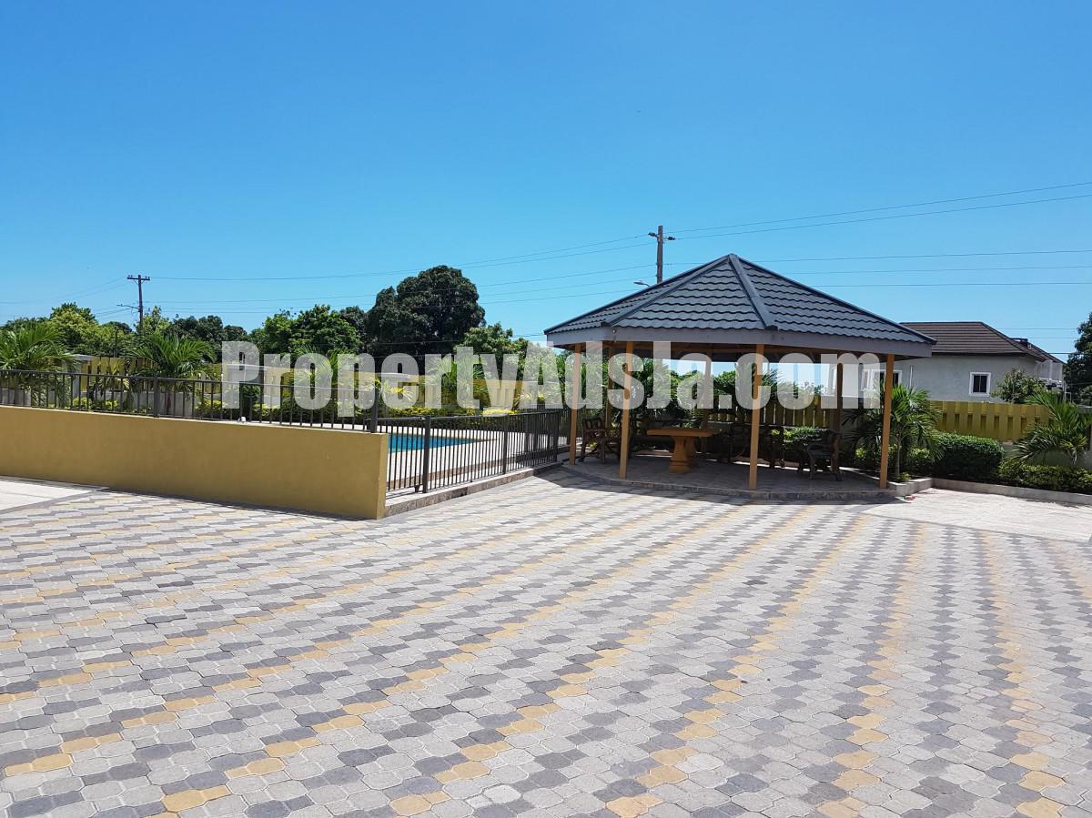 Apartment For Rent in Meadowbrook Estates, Kingston / St. Andrew