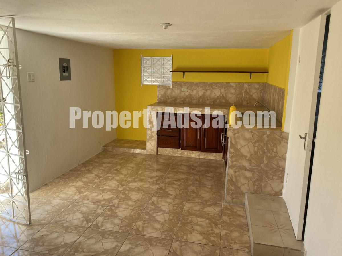 Flat For Rent in TWIN PALMS ESTATE, Clarendon Jamaica