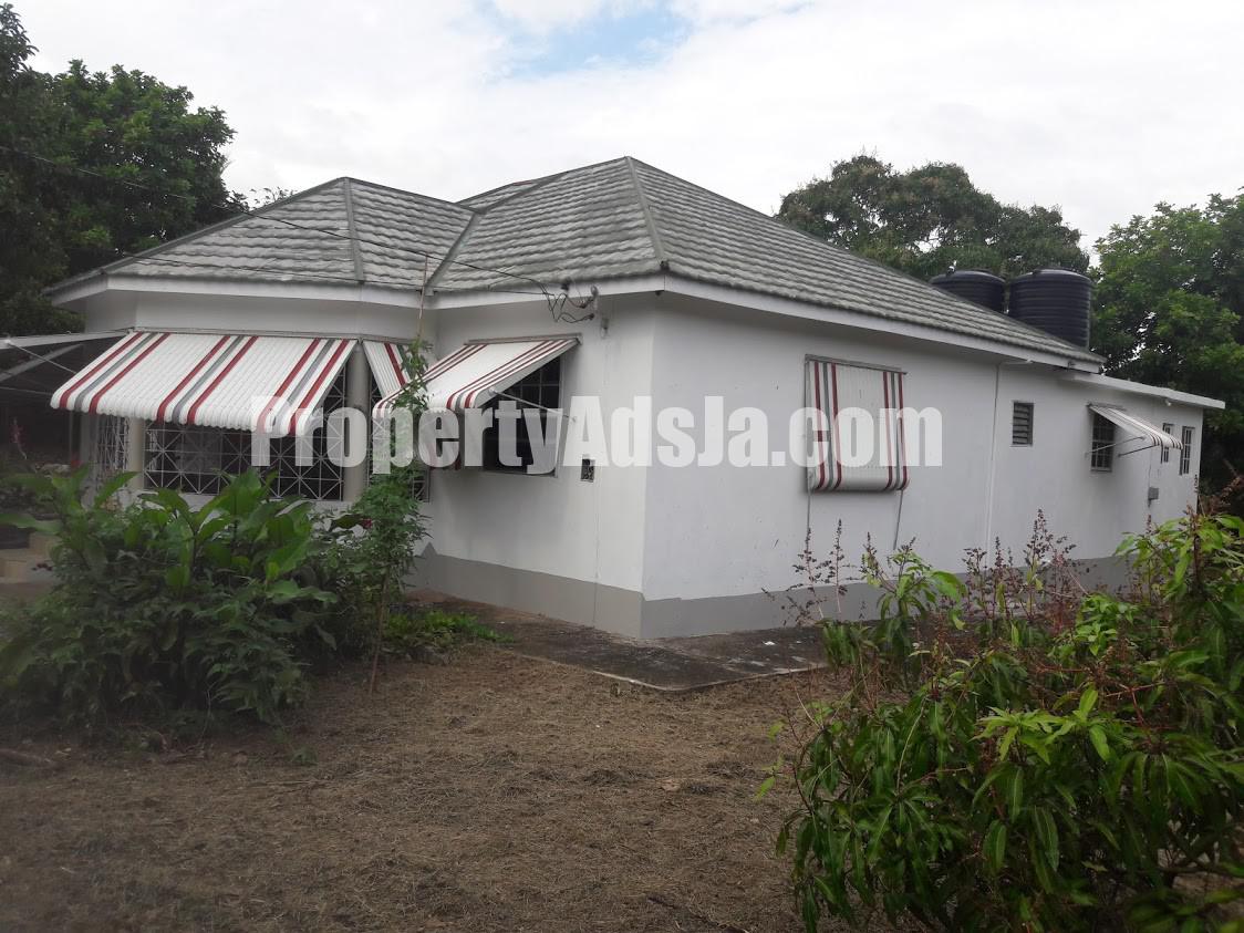 House For Sale in May Pen, Clarendon Jamaica
