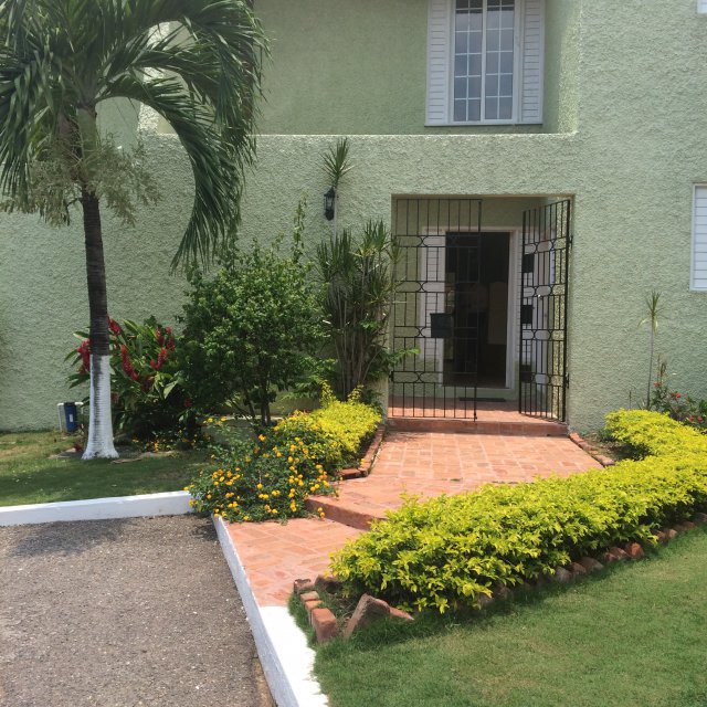 Townhouse For Rent in AYLSHAM SHORTWOOD RD, Kingston / St. Andrew