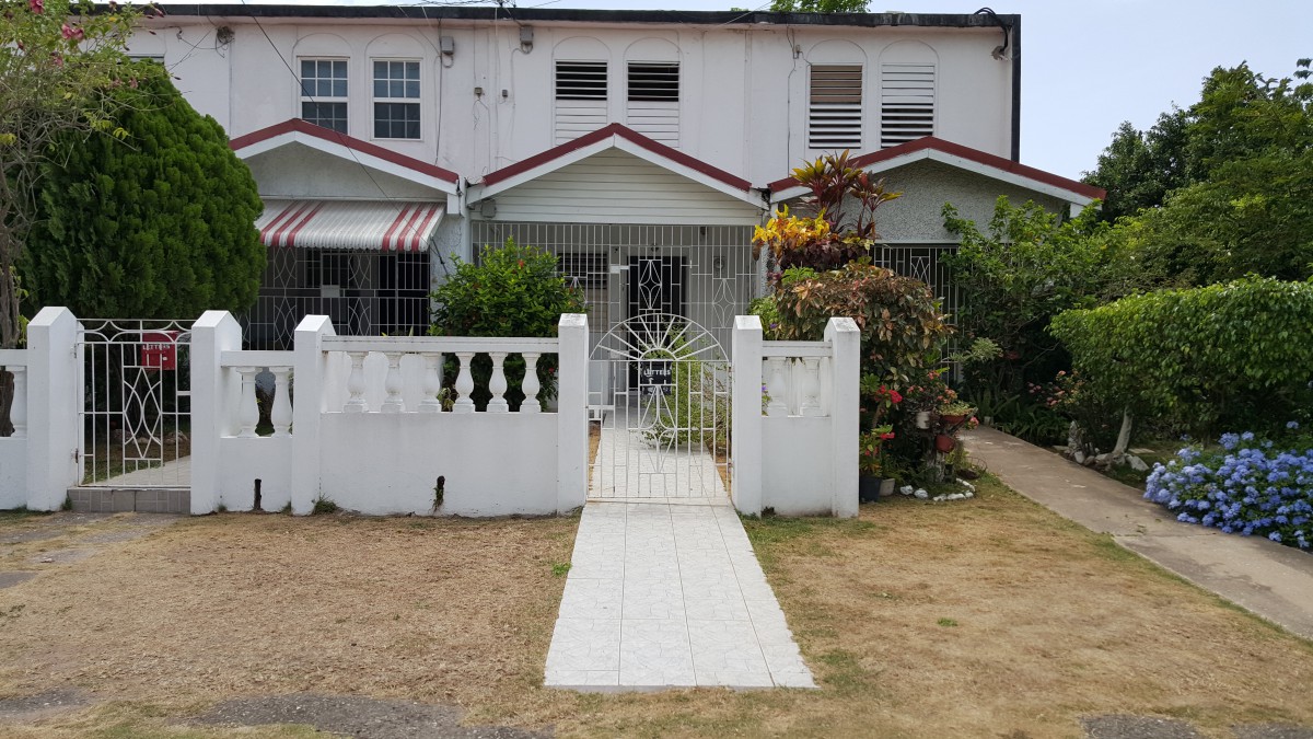 Townhouse For Sale in Molynes Court Molynes Rd, Kingston / St. Andrew