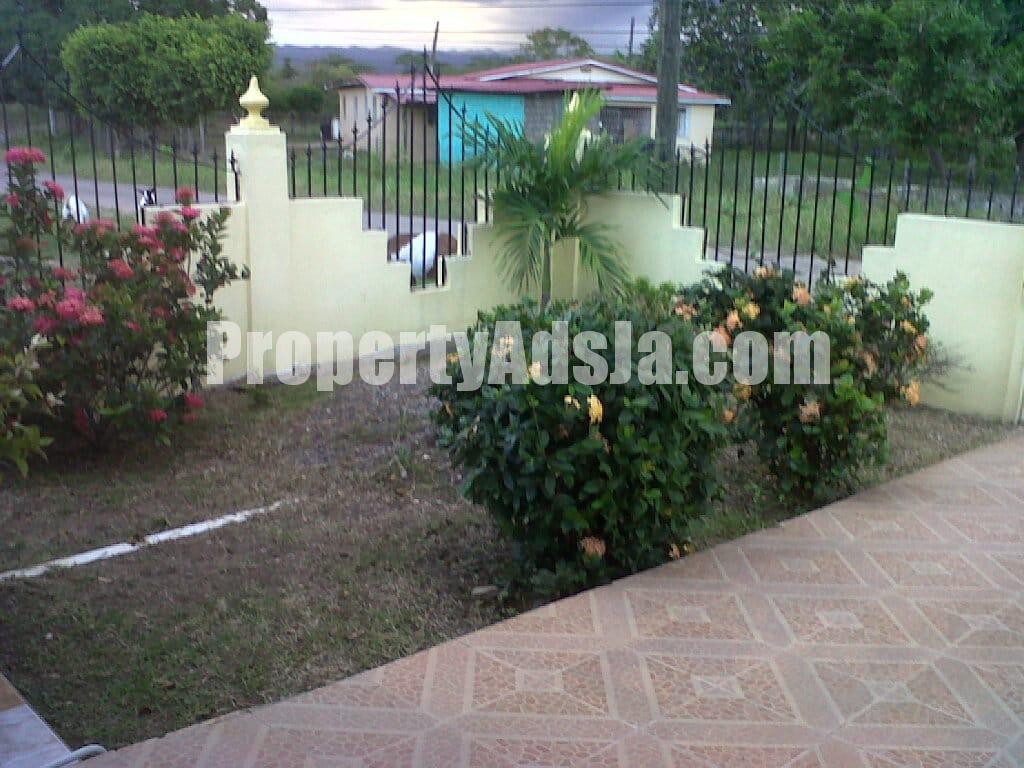 House For Sale in Four Paths May Pen, Clarendon Jamaica