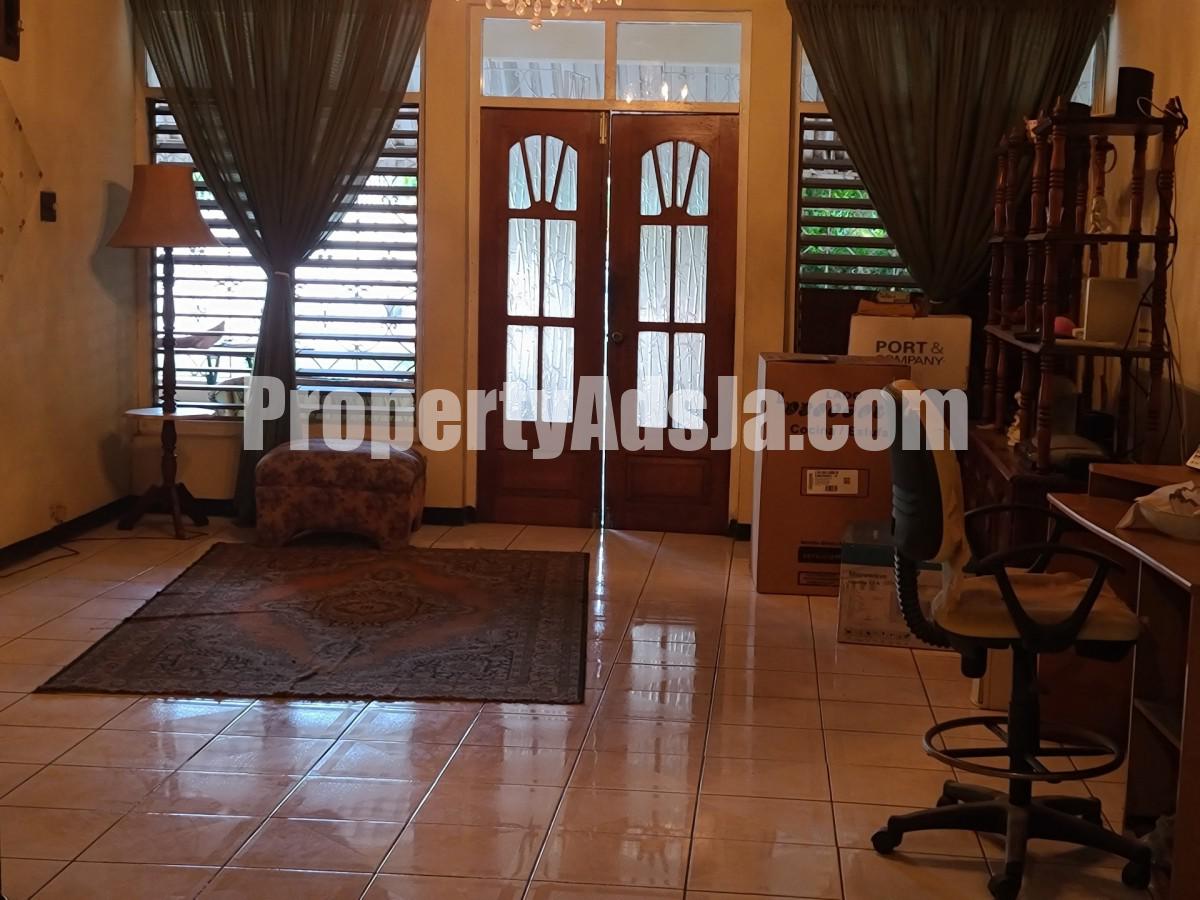 House For Sale in Upper Molynes Road 3 OAKS, Kingston / St. Andrew