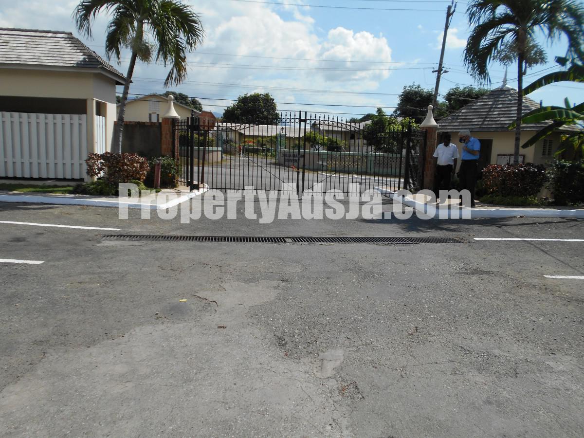 Townhouse For Rent in Briarwood Court, Kingston / St. Andrew Jamaica