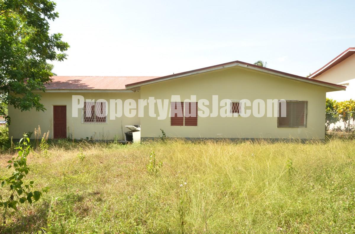 House For Sale in Beadle Boulevard Santa Cruz, St. Elizabeth Jamaica