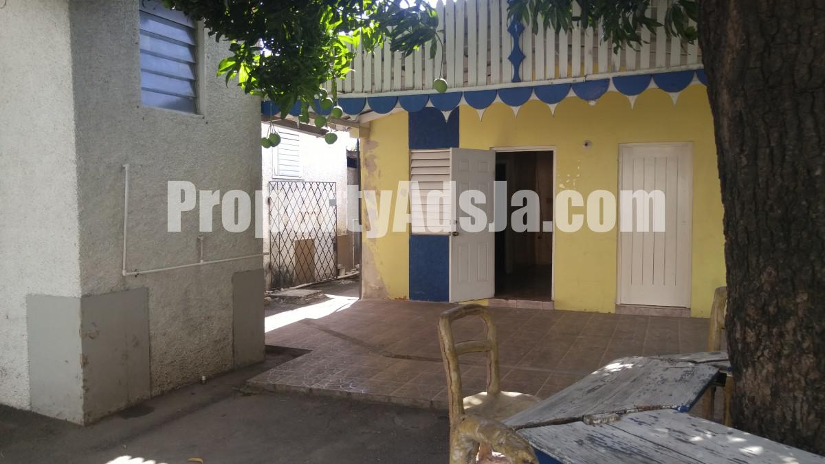 Commercial building For Rent in Richmond Park, Kingston / St. Andrew