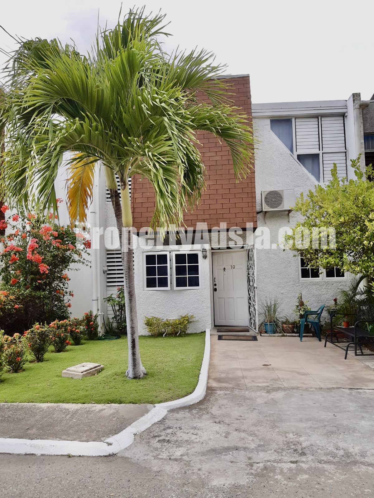 Townhouse For Sale in Devon Square Kingston 10, Kingston / St. Andrew