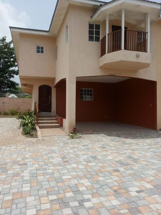 Townhouse For Sale in LIGUANEA, Kingston / St. Andrew Jamaica