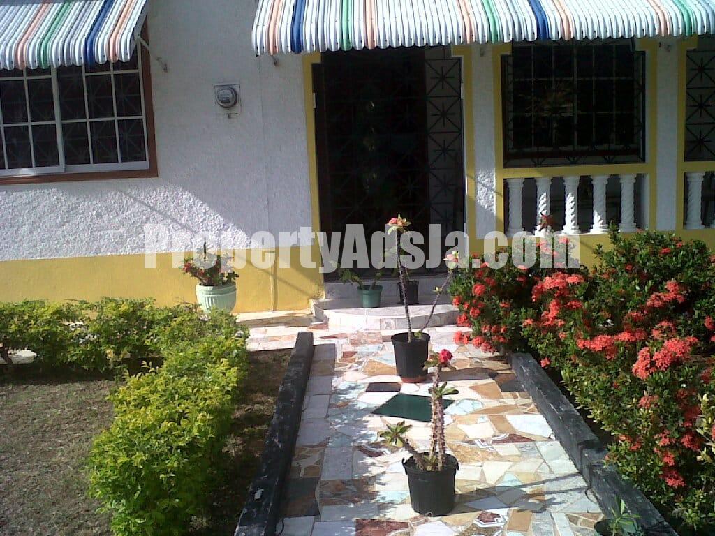 House For Sale in Four Paths May Pen, Clarendon Jamaica