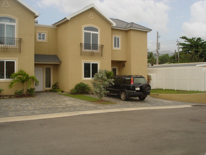 Townhouse For Rent in East Kings House Road, Kingston / St. Andrew