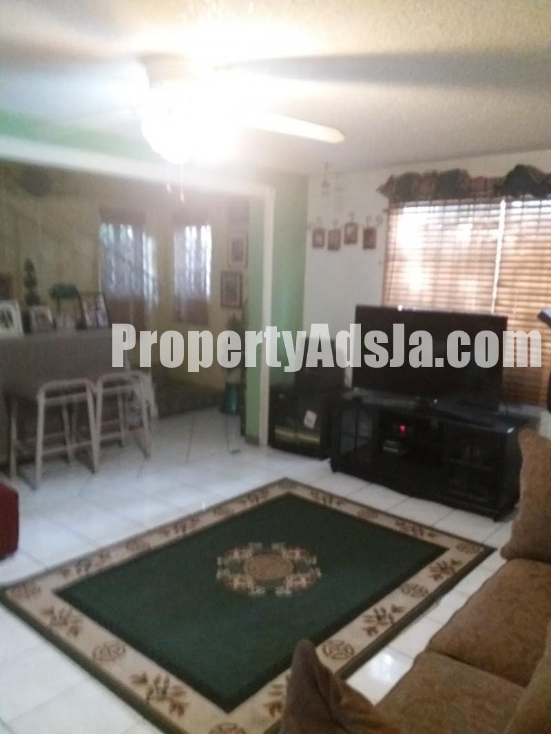 House For Sale in Queensborough Kingston 19, Kingston / St. Andrew