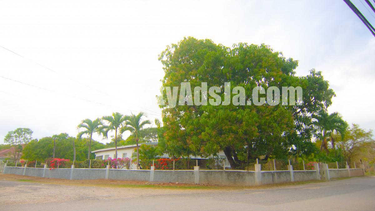 House For Sale in Near Denbigh, Clarendon Jamaica