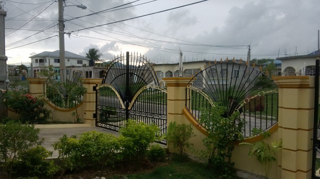 House For Sale in Mineral Heights, Clarendon Jamaica | PropertyAdsJa.com