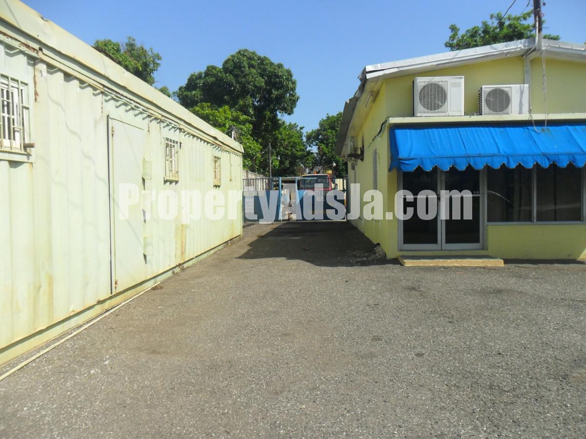 Commercial building For Sale in Molynes Road, Kingston / St. Andrew