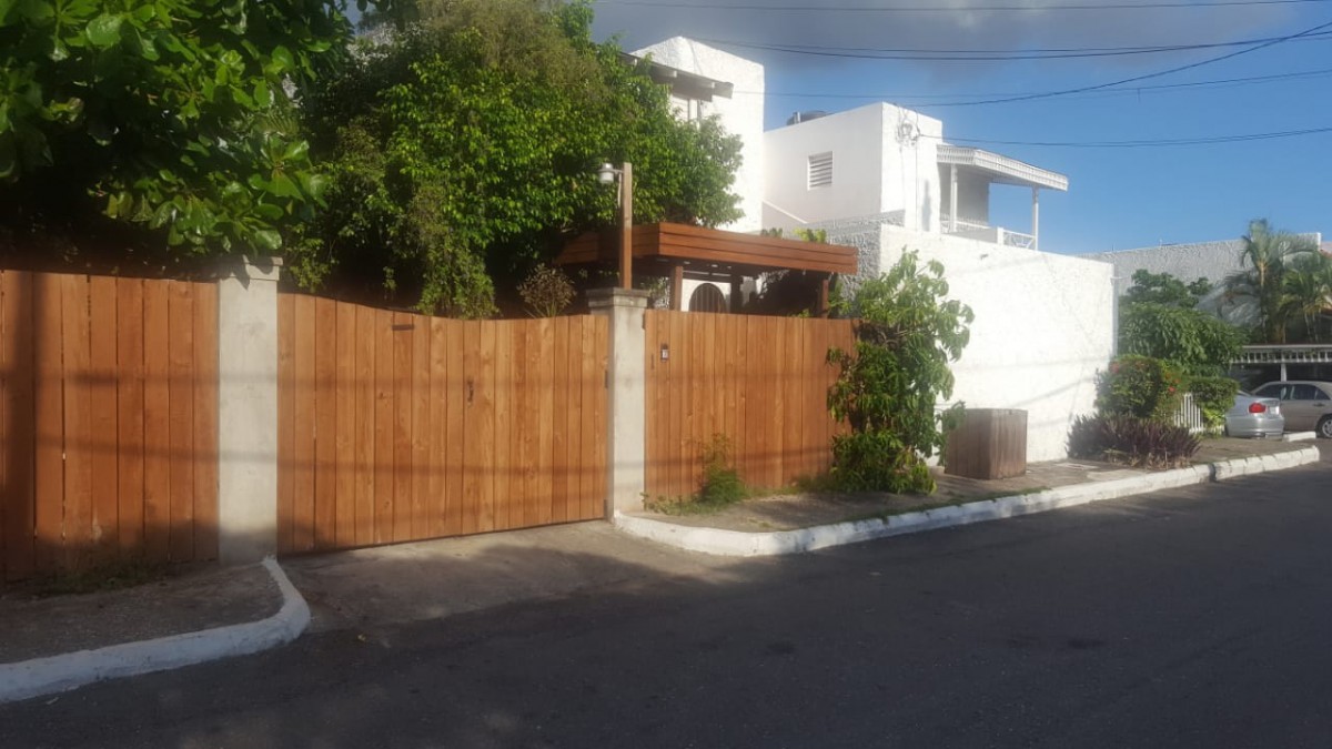 Townhouse For Rent in Kingston 6 PRICE REDUCED, Kingston / St. Andrew