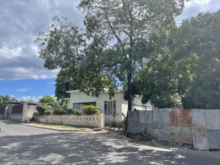 5 bed House For Sale in HalfWay Tree Cross Roads, Kingston / St. Andrew, Jamaica