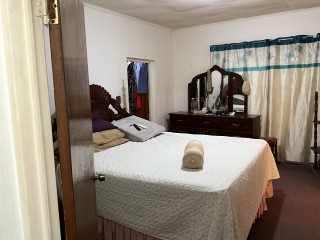 3 bed House For Sale – Wales District, Manchester, Jamaica