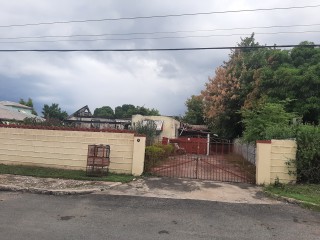 5 bed House For Sale in Richmond Park partly burnt house, Kingston / St. Andrew, Jamaica