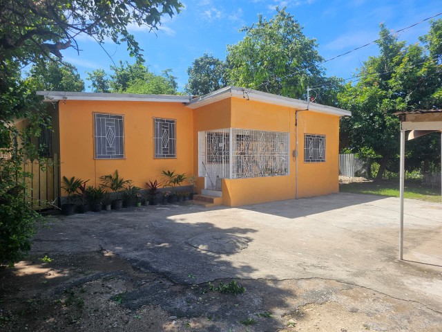 7 bed House For Sale – Molynes, Kingston / St. Andrew, Jamaica
