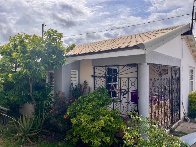 House For Sale in HELLSHIRE ESTATE, St. Catherine Jamaica | [3]