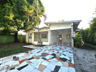 5 bed House For Sale in Constant Spring Gardens, Kingston / St. Andrew, Jamaica