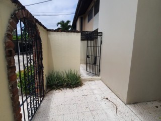 Townhouse For Rent in Off Waterloo Ave, Kingston / St. Andrew Jamaica | [1]